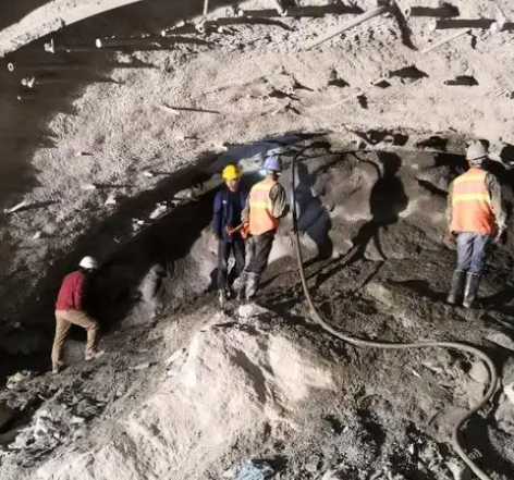 长清拱顶带模注浆料的施工流程及注意事项